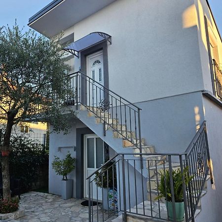 One-Bedroom Apartment, 5 Min From The Airport Tivat Mrcevac Bagian luar foto