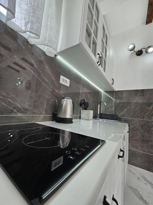 One-Bedroom Apartment, 5 Min From The Airport Tivat Mrcevac Bagian luar foto