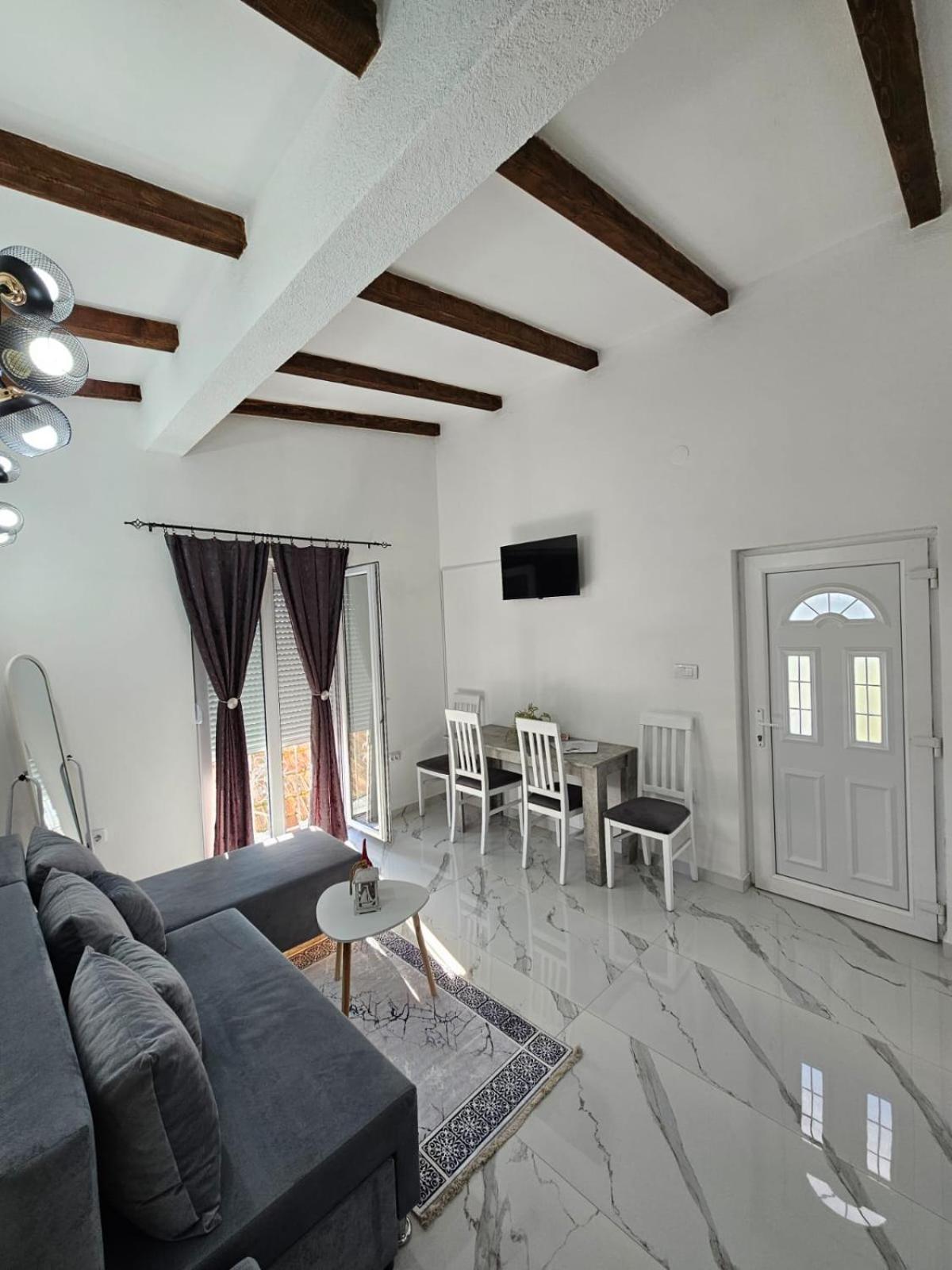 One-Bedroom Apartment, 5 Min From The Airport Tivat Mrcevac Bagian luar foto