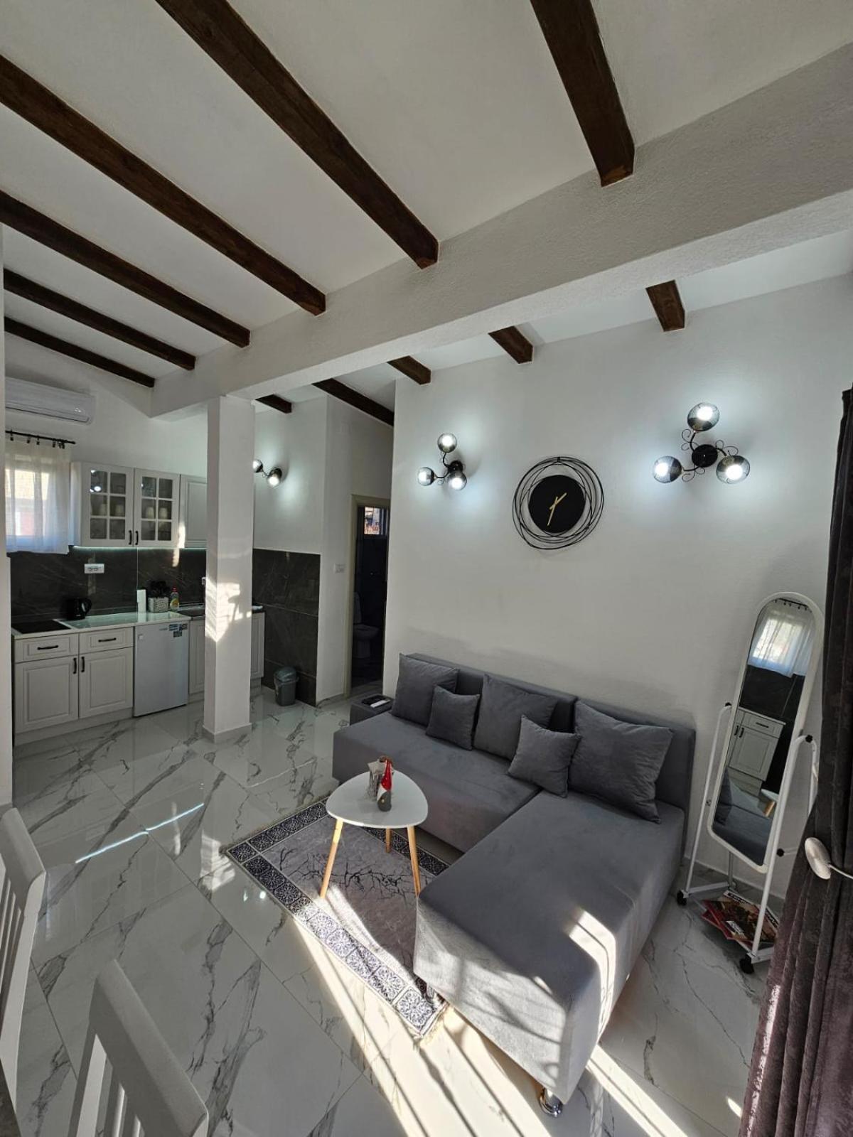 One-Bedroom Apartment, 5 Min From The Airport Tivat Mrcevac Bagian luar foto